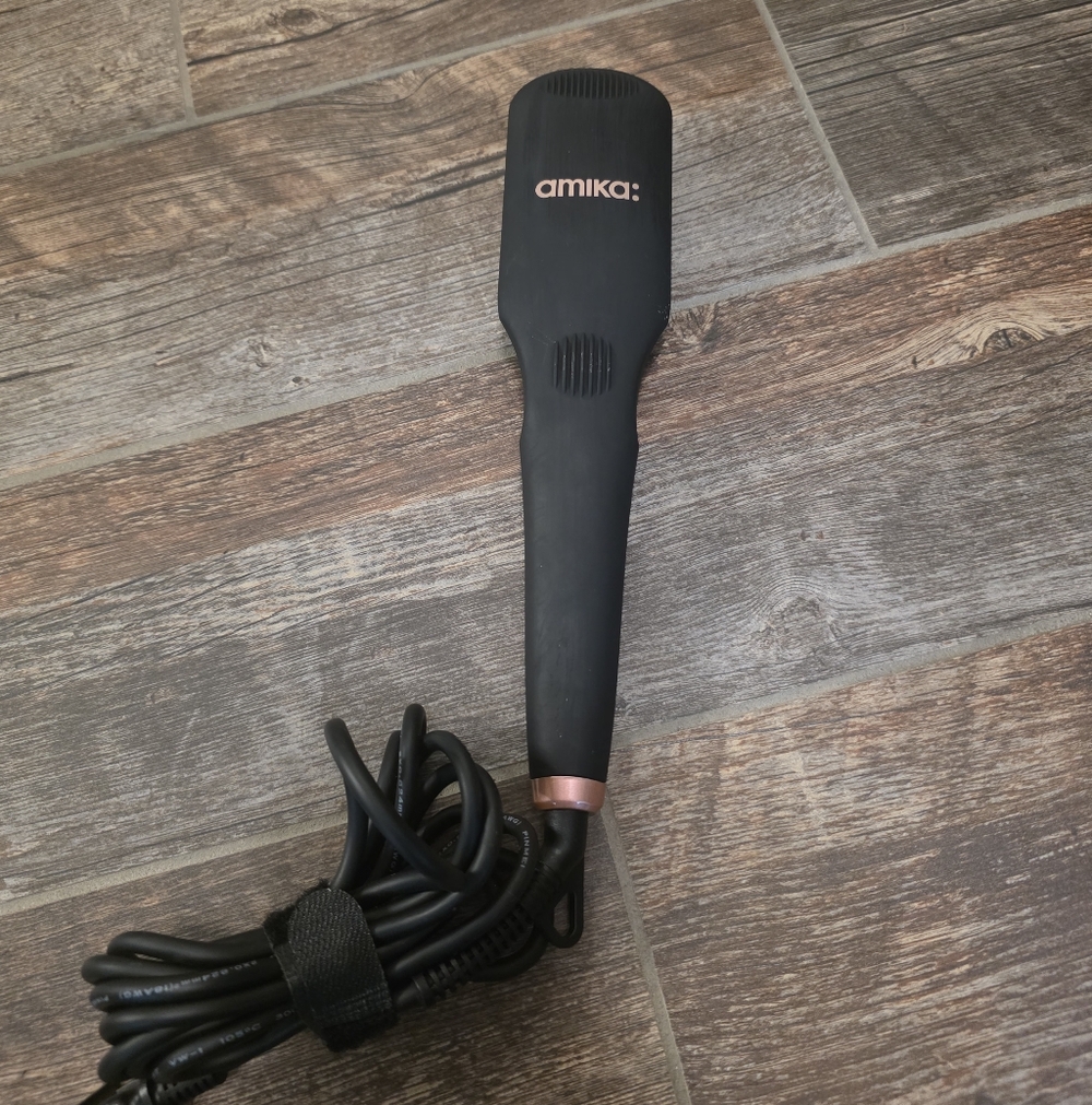 Amika Straightening Brush
